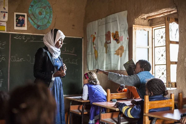 Okulun içinde öğrenciler ve öğretmen Khamila Köyü, Fas