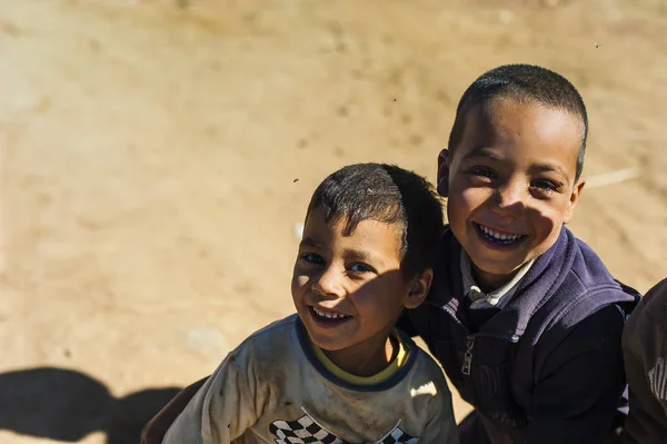 Crianças Brincando Aldeia Merzouga Marrocos — Fotografia de Stock