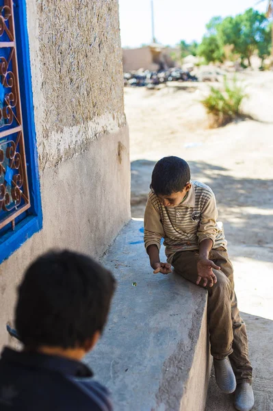 Niños Jugando Aldea Merzouga Marruecos — Foto de Stock