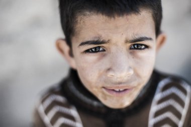 Köy Merzouga, Fas kamerada bakarak bir çocuk portresi