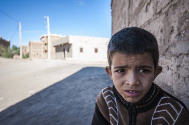 Köy Merzouga, Fas kamerada bakarak bir çocuk portresi