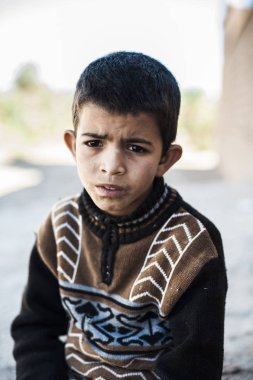 Köy Merzouga, Fas kamerada bakarak bir çocuk portresi