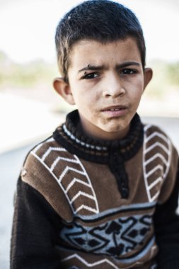 Köy Merzouga, Fas kamerada bakarak bir çocuk portresi