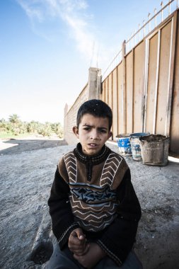 Köy Merzouga, Fas kamerada bakarak bir çocuk portresi
