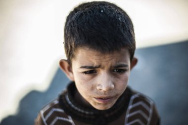 Köy Merzouga, Fas kamerada bakarak bir çocuk portresi