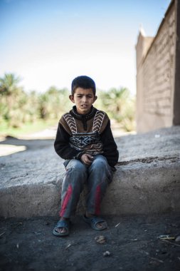 Köy Merzouga, Fas kamerada bakarak bir çocuk portresi