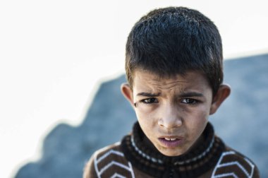 Köy Merzouga, Fas kamerada bakarak bir çocuk portresi