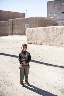 Köy Merzouga, Fas kamerada bakarak bir çocuk portresi