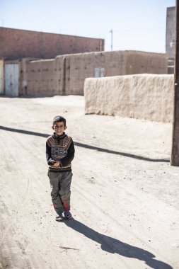 Köy Merzouga, Fas kamerada bakarak bir çocuk portresi
