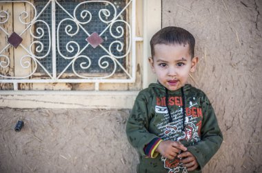 Bir çocuk köyü Merzouga, Fas portresi