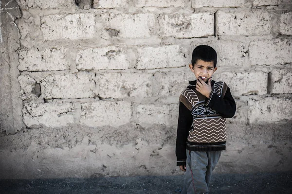 村メルズーガ モロッコでカメラ見て少年のポートレート — ストック写真