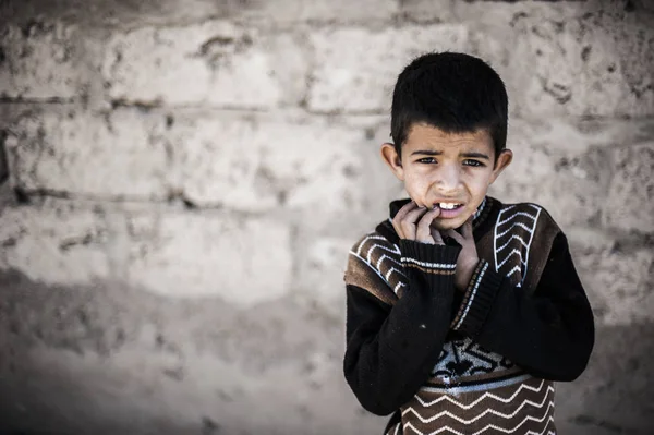 Podobizna Chlapce Díval Kameru Obci Merzouga Maroko — Stock fotografie