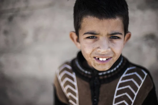 Portrait Garçon Regardant Caméra Dans Village Merzouga Maroc — Photo