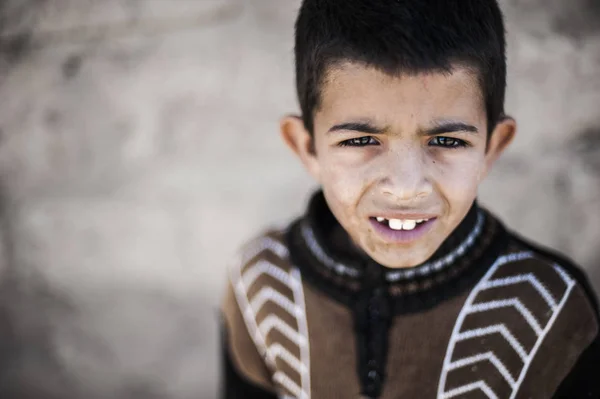 Porträt Eines Jungen Der Das Dorf Merzouga Marokko Die Kamera — Stockfoto