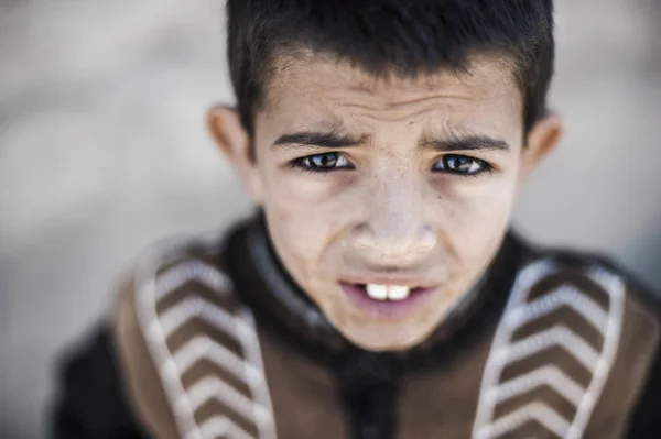 Portrait Garçon Regardant Caméra Dans Village Merzouga Maroc — Photo
