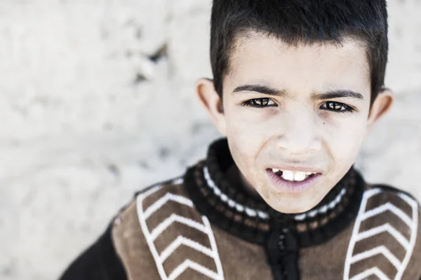 Köy Merzouga, Fas kamerada bakarak bir çocuk portresi