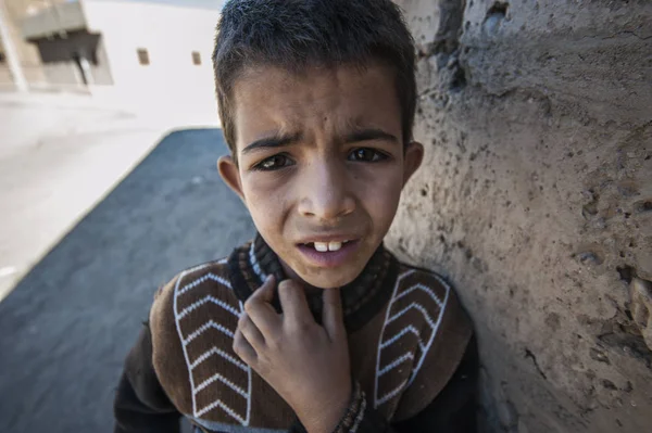Porträtt Pojke Som Tittar Upp Kameran Byn Merzouga Morocco — Stockfoto