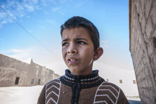 Retrato Menino Olhando Para Câmera Aldeia Merzouga Marrocos — Fotografia de Stock