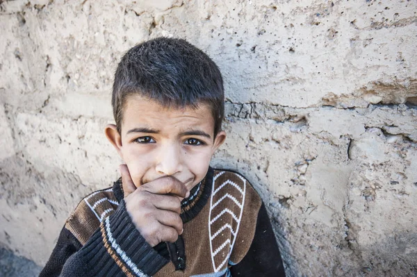 Портрет Мальчика Смотрящего Камеру Деревне Мерзуга Марокко — стоковое фото