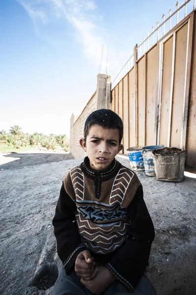 Köy Merzouga, Fas kamerada bakarak bir çocuk portresi