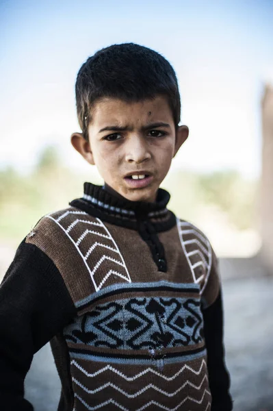 Retrato Niño Mirando Cámara Aldea Merzouga Marruecos — Foto de Stock