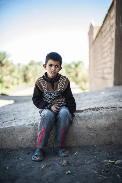 Portret Chłopca Patrząc Kamery Miejscowości Merzouga Maroko — Zdjęcie stockowe