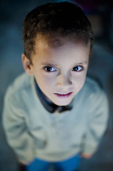 Gyermek Portréja Néz Kamera — Stock Fotó