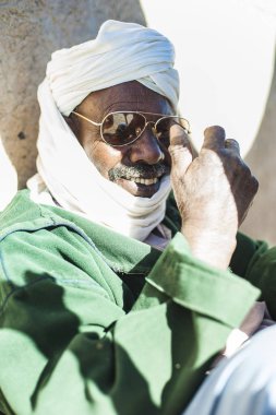 Merzouga bölgesinde geleneksel kostüm, Fas bir adam portresi