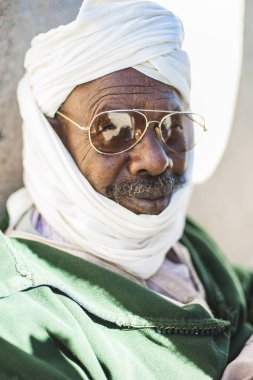 Merzouga bölgesinde geleneksel kostüm, Fas bir adam portresi