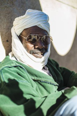 Merzouga bölgesinde geleneksel kostüm, Fas bir adam portresi