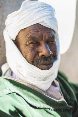 Merzouga bölgesinde geleneksel kostüm, Fas bir adam portresi