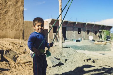 Çocuk ip salıncak üzerinde