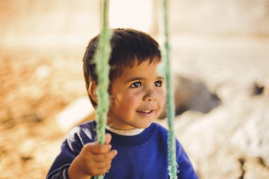 Çocuk ip salıncak üzerinde