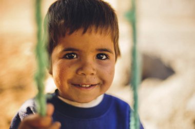 Çocuk ip salıncak üzerinde