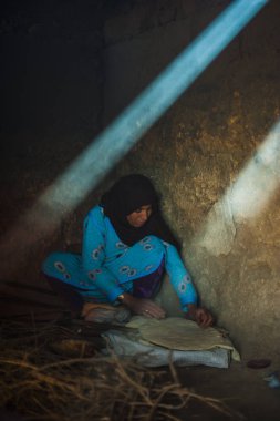 Merzouga Güneydoğu Fas, Genç bir kız, bir fırında Merzouga işinde sırasında yapılan bir portresi küçük bir köydür.