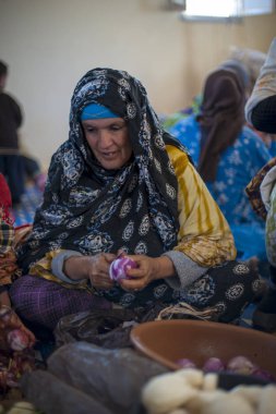 kadın Merzouga, Fas bir yemek hazırlamak