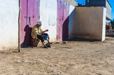 Yaşlı adam onun ayaklarını Merzouga, Fas'ta yıkar.