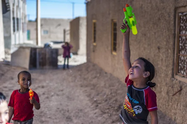 Su silahlarla oynayan çocuklar