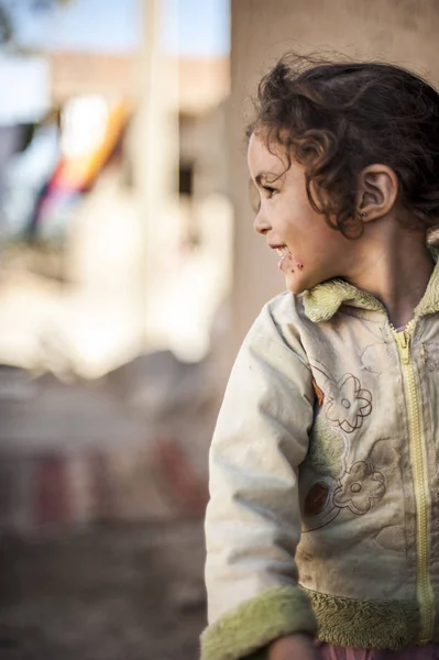 Retrato Niña Humeante Frente Esposa Merzouga Marruecos —  Fotos de Stock