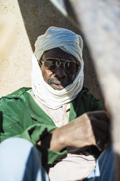 Merzouga bölgesinde geleneksel kostüm, Fas bir adam portresi