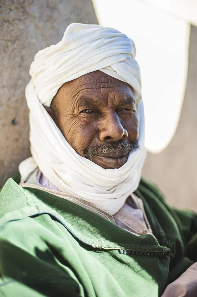 Merzouga bölgesinde geleneksel kostüm, Fas bir adam portresi