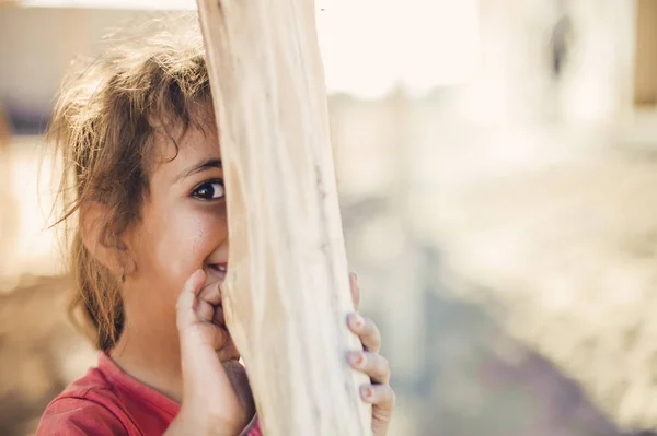 Das Mädchen Versteckt Sich Hinter Einer Holzstange — Stockfoto