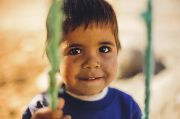 Çocuk ip salıncak üzerinde