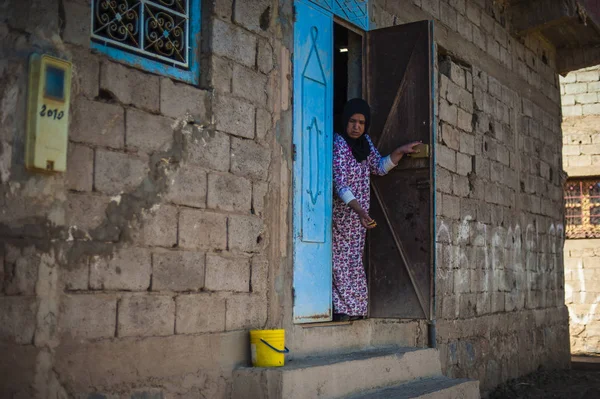 Woman Front Her House Merzouga Morocco — Stock Photo, Image