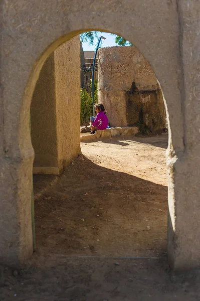 Girl Sitting Front Her House Merzouga Morocco — Stock Photo, Image