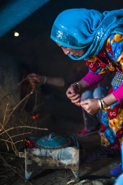 Merzouga Güneydoğu Fas, bir fırın işinde sırasında yapılan bir kadın portresi küçük bir köydür.