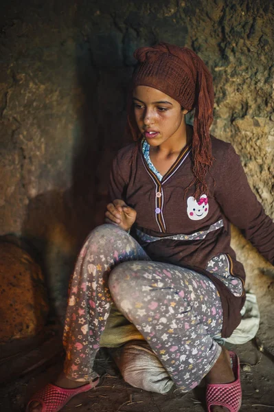 Merzouga Güneydoğu Fas, Genç bir kız, bir fırın işinde sırasında yapılan bir portresi küçük bir köydür.