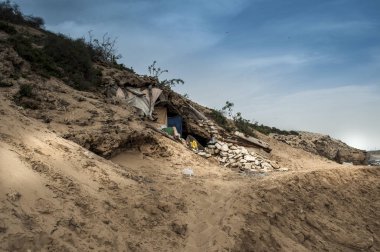 Dalgaların karaya attığı odun Essaouira, Fas yakınındaki plajda yapılan den