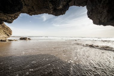 Essaouira, Fas yakınındaki Atlantik kıyısında bir mağara üzerinden görüntülemek