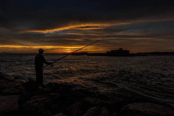 Pescador Captura Pescado Atardecer — Foto de Stock